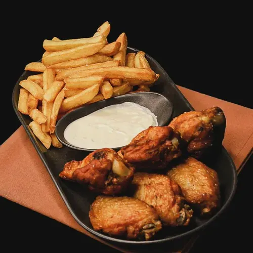 Aripioare BBQ cu cartofi si sos